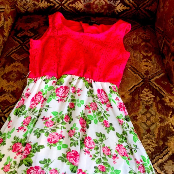 Selling this pink and green flower dress - Picture 1 of 4